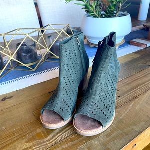 Green suede Tom boots !